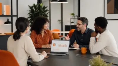 Tim HR dan pemilik UMKM berdiskusi di kantor modern tentang psikologi konsumen dalam menilai inovasi produk