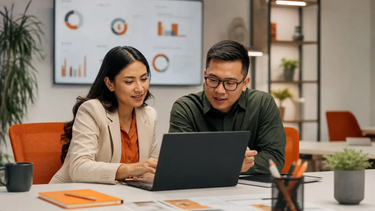 HR dan pemilik UMKM meninjau konten visual marketing untuk meningkatkan persepsi nilai produk secara online