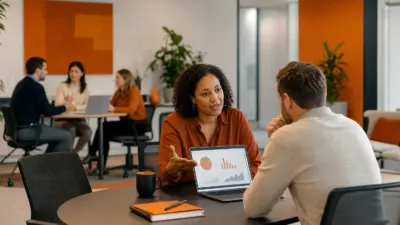 HR leader berdiskusi dengan anggota tim sales di kantor modern untuk memperkuat mindset penjual saat konsumen makin hemat